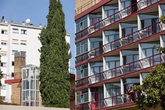 Fachada del Colegio Mayor Santa Mónica, donde residen las jóvenes que recibieron los gritos machistas de los residentes del Elías Ahuja.