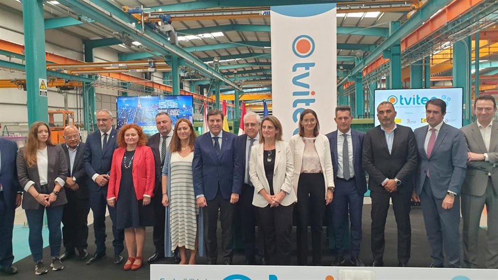 Acuerdo de intenciones entre Junta y Gobierno central para la puesta en marcha de una planta de producción de vidrio en Cubillos de Sil que generará cerca de 300 empleos.