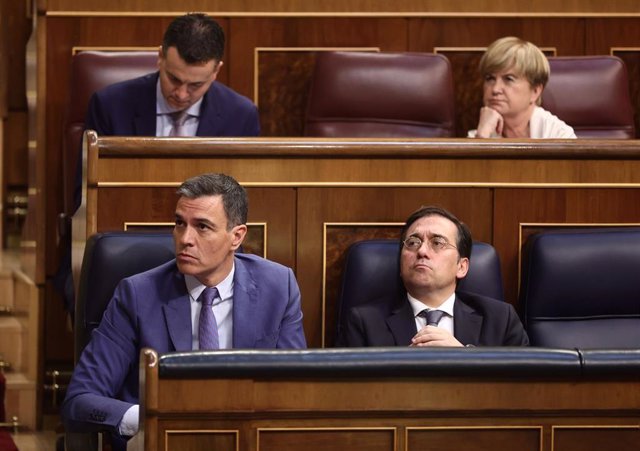 Archivo - El presidente del Gobierno, Pedro Sánchez (i), y el ministro de Asuntos Exteriores, Unión Europea y Cooperación, José Manuel Albares, en una sesión plenaria, en el Congreso de los Diputados, a 8 de junio de 2022,