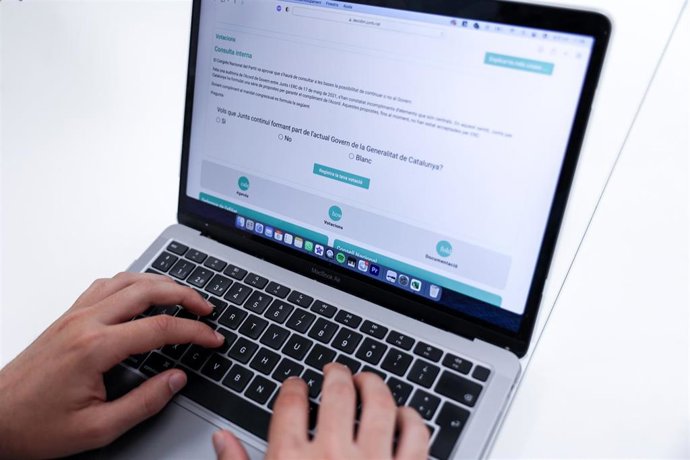 Votación en la consulta a a la militancia de Junts para decidir si salen o no del Govern.