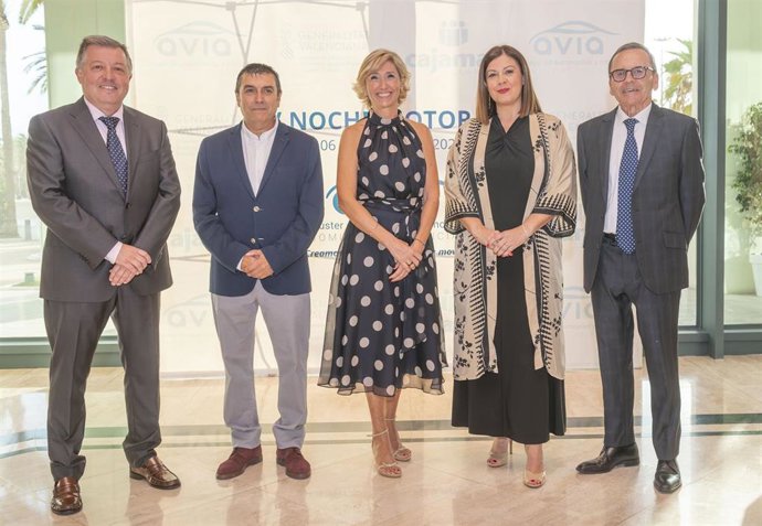 De izquierda a derecha en ambas fotos; Enrique Vacas (Nutai), Enrique Navarro (Neptury Technologies), Mónica Alegre (presidenta AVIA), Carmen Selma (Gestamp) y José Alcántara (premio Dedicación Empresarial).