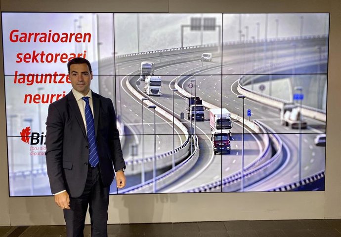 El diputado de Infraestructuras y Desarrollo Territorial de Bizkaia, Imanol Pradales, anuncia nuevas medidas de apoyo al sector de transporte de mercancías por carretera.