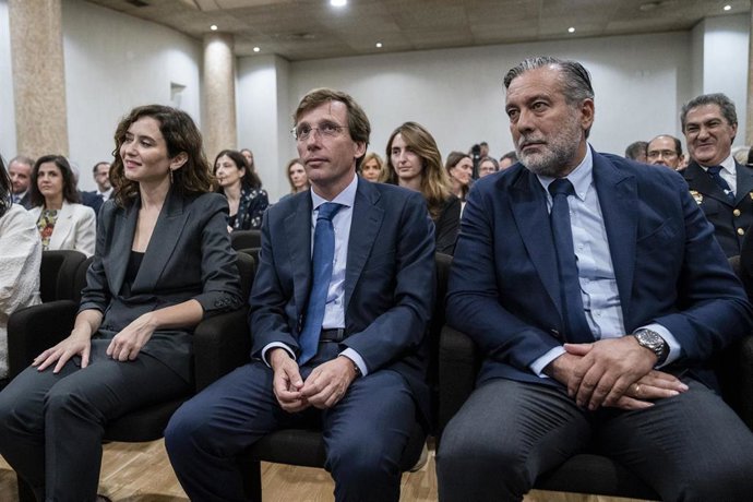(I-D) La presidenta de la Comunidad de Madrid, Isabel Díaz Ayuso; el alcalde de Madrid, José Luis Martínez Almeida; y el consejero de Presidencia, Justicia e Interior en la Asamblea de Madrid, Enrique López, asisten al Solemne Acto de Apertura del Año J