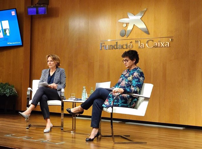 La exministra de Exteriores Arancha González Laya junto con la columnista de Le Monde  Sylvie Kauffmann.