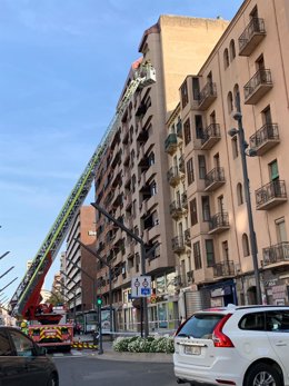 Bomberos retiran una antena con riesgo de caída en Gran Vía en Logroño