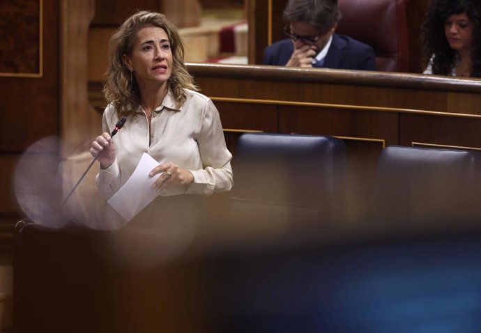 La ministra de Transportes, Movilidad y Agenda Urbana, Raquel Sánchez, interviene durante la sesión de control al Gobierno del Pleno del Congreso, a 5 de octubre de 2022, en Madrid (España). Durante el pleno, el presidente del Gobierno responde hoy a pr