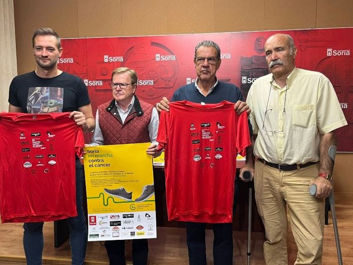 El concejal Manuel Salvador, junto a los miembros de la AECC Jesús Aguarón, Fernando Ligero y José Miguel Serrato.