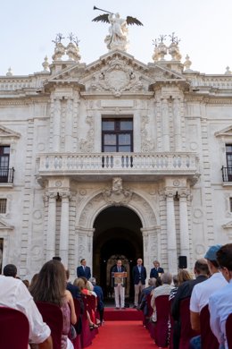 El rector de la Universidad, Miguel Ángel Castro, en la presentación de la portada de La Fama restaurada.