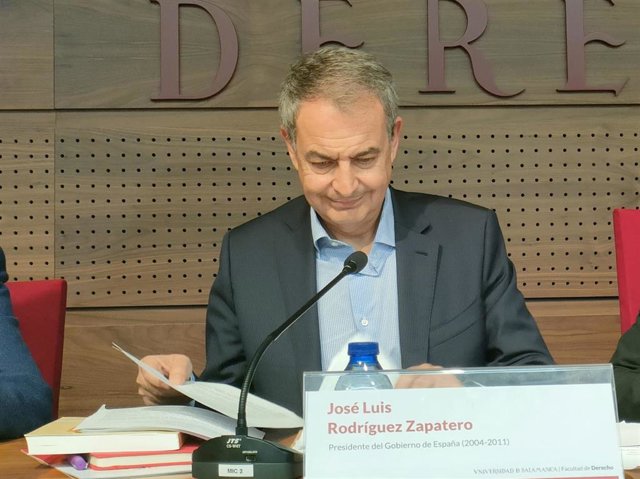 José Luis Rodríguez Zapatero antes de impartir su conferencia en la Facultad de Derecho de la USAL.