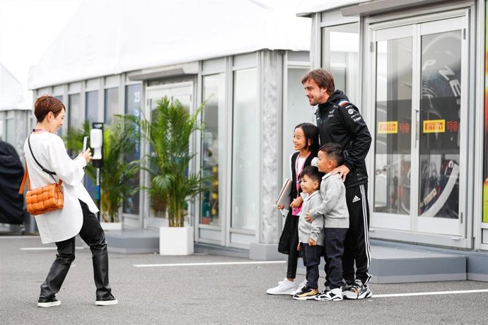 El piloto español Fernando Alonso se hace una foto con niños en el Circuito de Suzuka