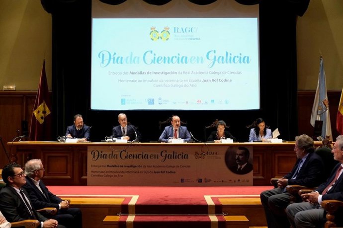 El rector de la USC, Antonio López, el presidente de la Real Academia Galega de Ciencias, Juan Lema, y la presidenta del Consello da Cultura Galega, Rosario Álvarez, en el acto por el Día da Ciencia en Galicia 2022 en el Pazo de Fonseca.