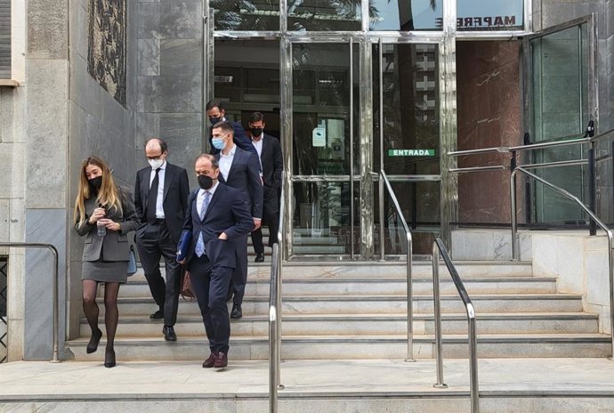 Archivo - El futbolista Santi Mina junto a su equipo legal a la salida de la Audiencia de Almería en una imagen de archivo