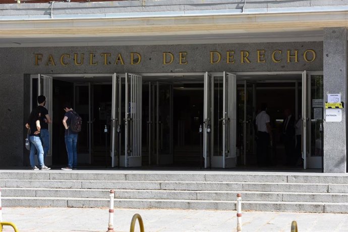 Archivo - Entrada de la Facultad de Derecho