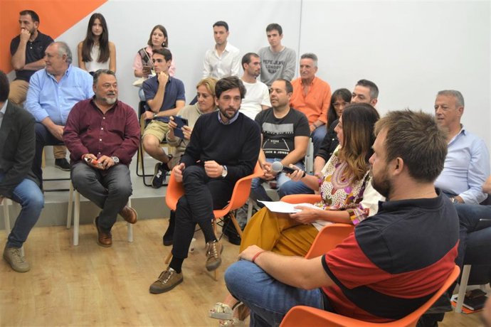 Los miembros del equipo de refundación Adrián Vázquez y Dimas Gragera se reúnen con afiliados en la sede de Barcelona de Cs, junto a otros dirigentes de Cs en Catalunya.