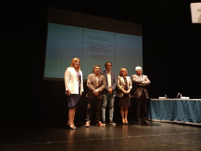 Reyes valora la "brillante trayectoria" de Adoración Mozas tras su incorporación en el IEG