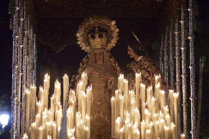 Archivo - Palio de la Virgen de la Amargura, acompañada de San Juan, en la cale Laraña durante la Semana Santa de 2022.