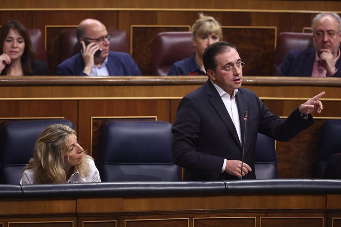 El ministro de Asuntos Exteriores, Unión Europea y Cooperación, José Manuel Albares, interviene durante la sesión de control al Gobierno del Pleno del Congreso, a 5 de octubre de 2022, en Madrid (España). Sánchez acude a la sesión plenaria tras su ausen