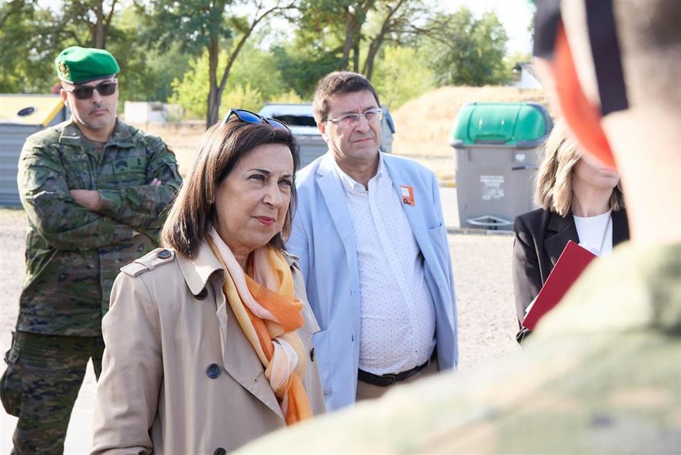 La ministra de Defensa, Margarita Robles (2i), durante una visita al Grupo de Apoyo a la Proyección (GAPRO) en la ronda de la Brigada Paracaidista