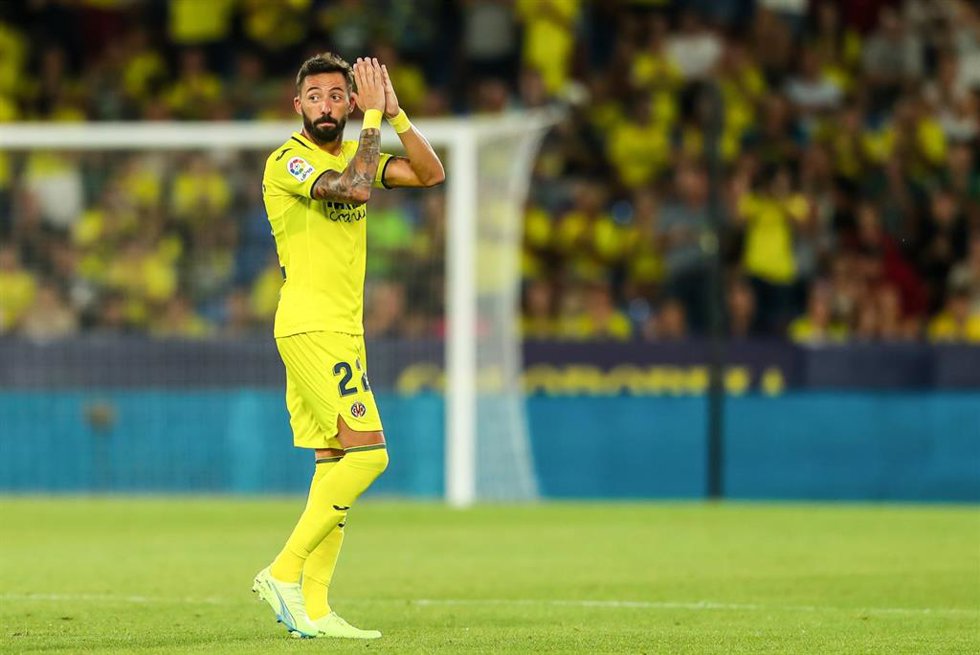 Archivo - José Luis Morales aplaude a sus aficionados durante un partido del Villarreal