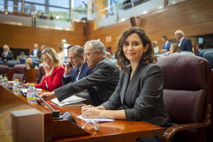 La presidenta de la Comunidad de Madrid, Isabel Díaz Ayuso,  durante una sesión plenaria en la Asamblea de Madrid, a 6 de octubre de 2022, en Madrid (España). El Pleno de la Asamblea de Madrid debate el impacto de las medidas fiscales en la Comunidad de
