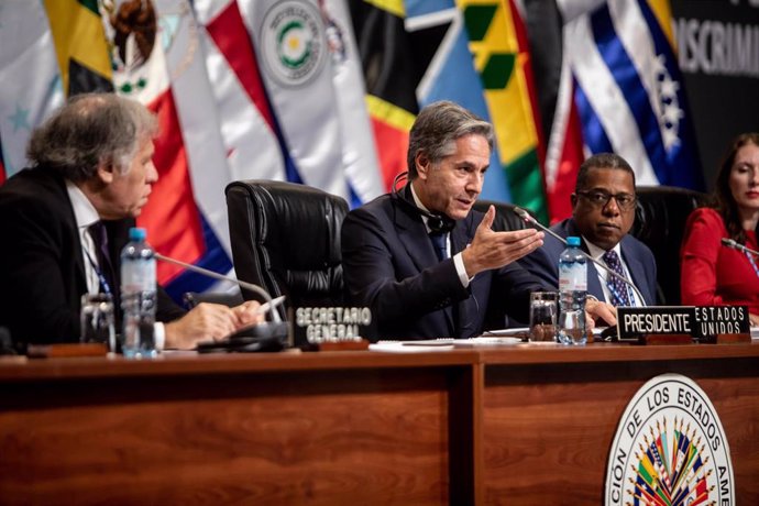 El Secretario de Estado de EEUU, Antony Blinken (C), habla durante la 52 Asamblea General de la Organización de Estados Americanos (OEA). 