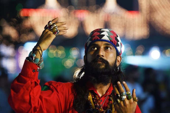 Devotos musulmanes paquistaníes (Malang) participan en las celebraciones del 399 aniversario del nacimiento de URS en el segundo día en el santuario del famoso santo sufí del siglo XV Hazrat Mir Mohammed Muayyinul en Lahor, India