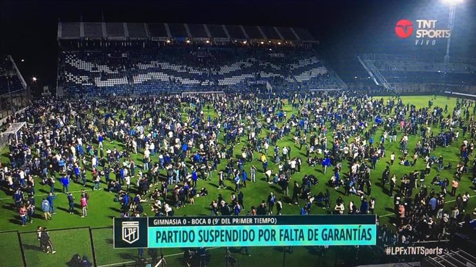 El partido entre Gimnasia y Esgrima y Boca Juniors se interrumpió a los 10 minutos del primer tiempo por incidentes fuera del estadio del club platense entre hinchas locales que pugnaban por ingresar cuando las puertas se habían cerrado y la policía, que