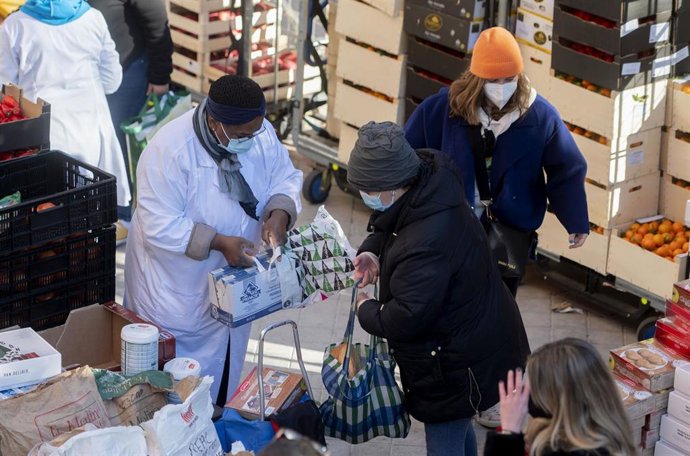 Archivo - Entrega alimentos  a personas vulnerables. Imagen de archivo.