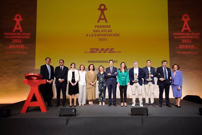 Ganadores, miembros del jurado, Xiana Méndez y el director general de DHL Express España, Miguel Borrás, en los premios DHL Atlas a la Exportación