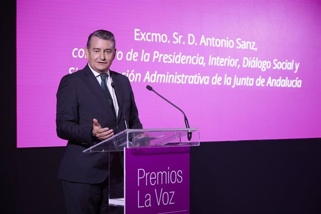 El consejero de Presidencia, Interior y Diálogo Social de la Junta de Andalucía, Antonio Sanz, durante la entrega de los Premios La Voz