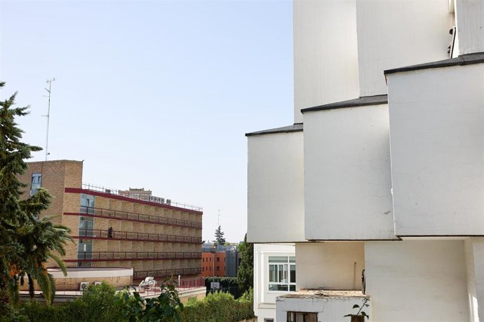El Colegio Mayor Santa Mónica (i) frente al Colegio Mayor Elías Ahúja (d), a 6 de octubre de 2022, en Madrid (España). 