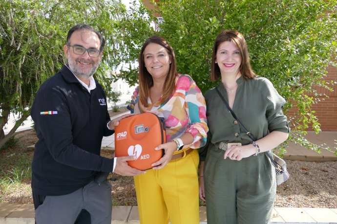 Endesa entrega a Almendralejo material utilizado durante la construcción de las plantas solares ubicadas en su municipio