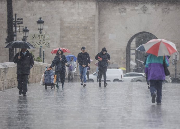 Archivo - Arxiu- Diverses persones amb paraigües en un carrer de Valncia