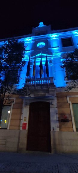 La Diputación de Badajoz ilumina su fachada para dar visibilidad a la dislexia