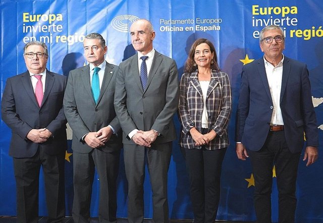 Juan Ignacio Zoido, europarlamentario del PP; Antonio Sanz, consejero de Presidencia; Antonio Muñoz, alcalde de Sevilla; Lina Gálvez, europarlamentaria del PSOE; y José Carlos García de Quevedo, presidente del ICO.