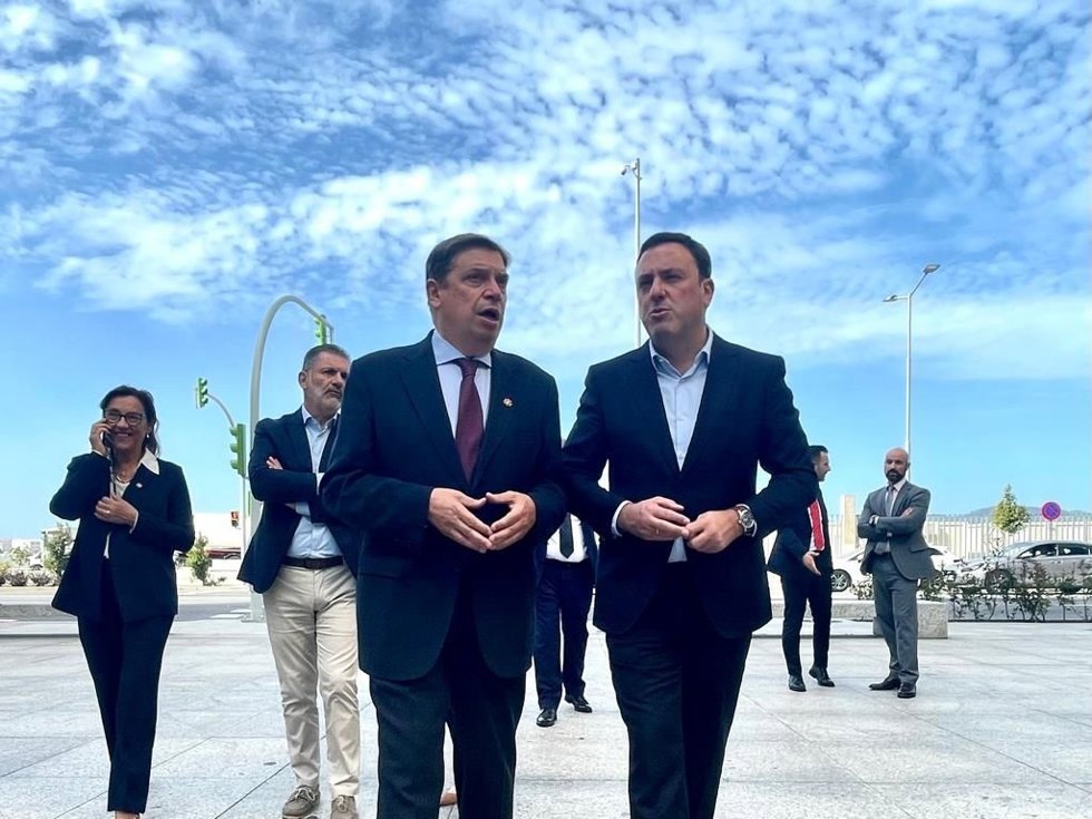 El secretario xeral del PSdeG junto con el ministro de Agricultura y Pesca, Luis Planas, entre otras autoridades,  en una visita al auditorio Mar de Vigo, que acogerá una cumbre de pesca duran