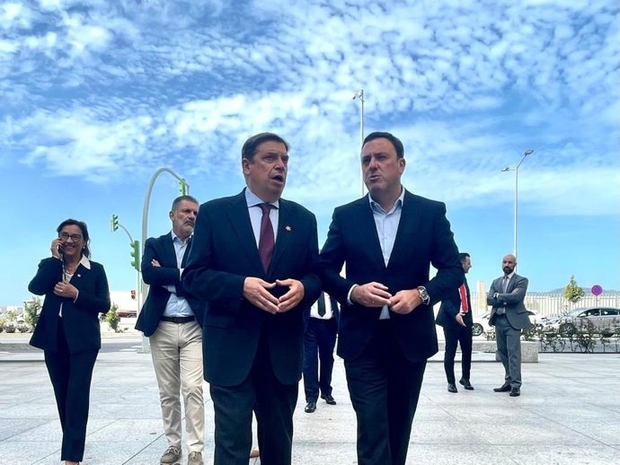 El secretario xeral del PSdeG junto con el ministro de Agricultura y Pesca, Luis Planas, entre otras autoridades,  en una visita al auditorio Mar de Vigo, que acogerá una cumbre de pesca duran