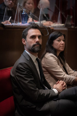 L'expresident del Parlament i conseller d'Empresa, Roger Torrent, i l'exsecretria quarta del Parlament Adriana Delgado