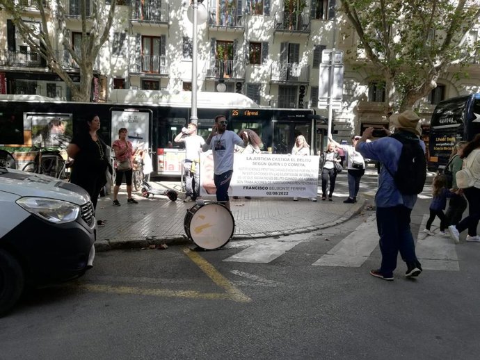 Protesta de allegados del interno fallecido, el pasado jueves, ante el TSJIB.