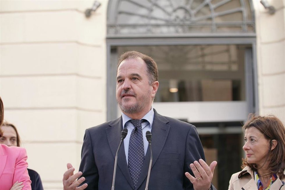 Iturgaiz acusa al Gobierno Vasco de "mostrarse impasible ante el empobrecimiento de vascos" y le insta a bajar impuestos