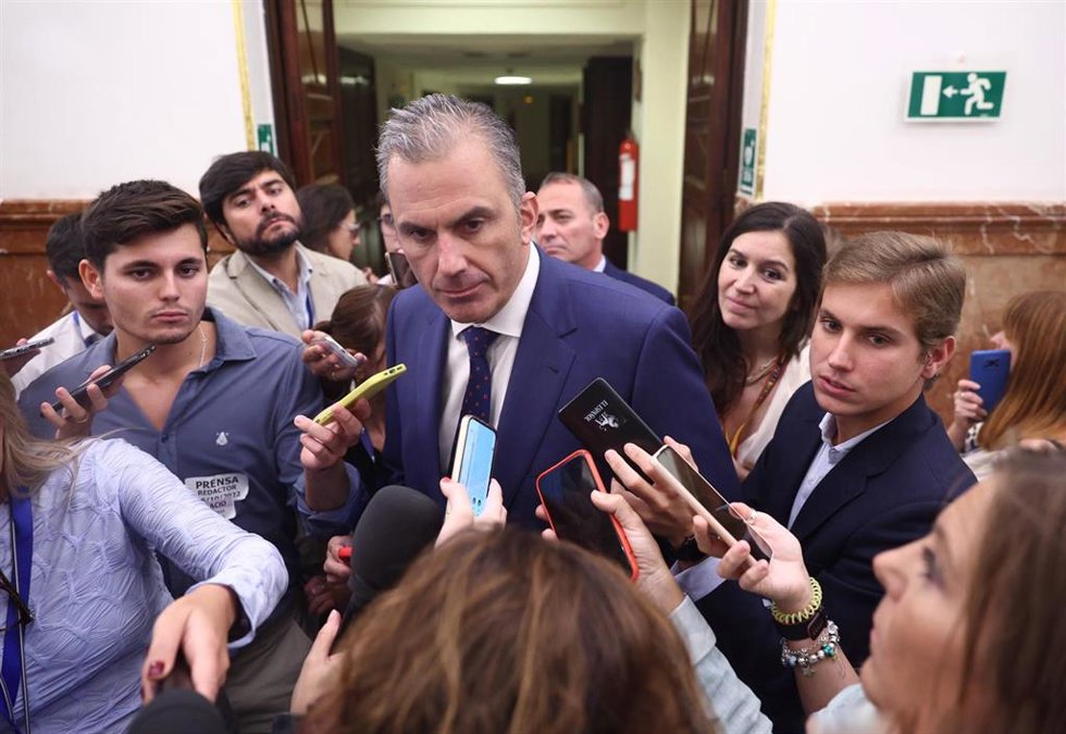 El candidato a la alcaldía de Madrid por Vox, Javier Ortega Smith, ofrece declaraciones a los medios a su salida de una sesión plenaria, en el Congreso de los Diputados, a 6 de octubre de 2022, en Madrid (España). Javier Ortega Smith deja la secretaría 