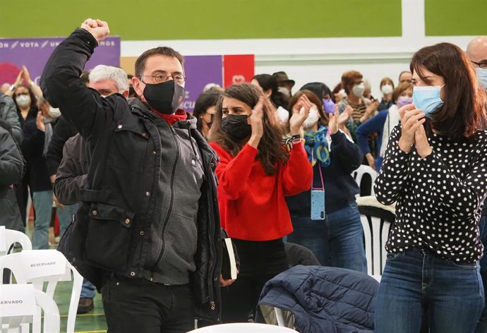 Archivo - El cofundador de Podemos, Juan Carlos Monedero y la portavoz de Podemos, Isa Serra, en el polideportivo del barrio de La Victoria en el cierre de campaña de Unidas Podemos para las elecciones regionales del 13F.