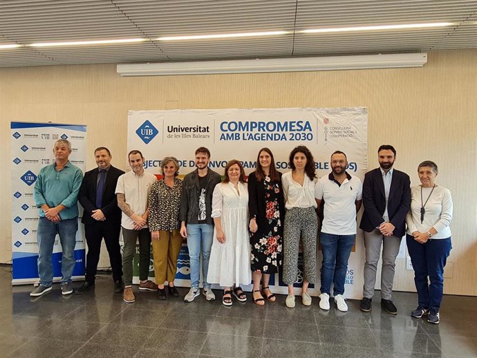 Foto de los premiados junto a autoridades y personal de la UIB en los Premios Agenda 2030.