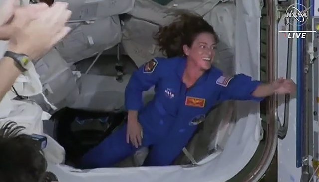 Nicole Mann abordando la Estación Espacial Internacional