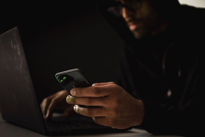 Un usuario utilizando un dispositivo móvil