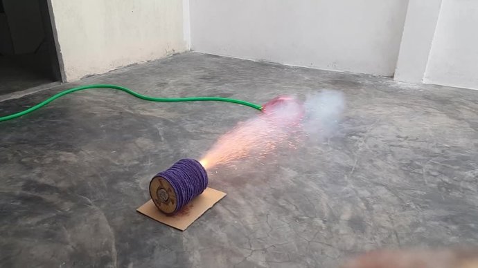 El extraño experimento para reventar un globo de agua con cerillas