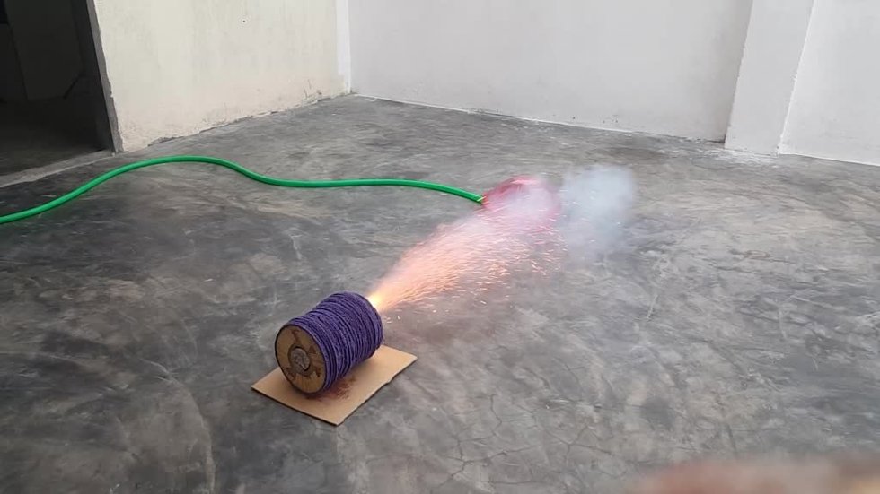 El extraño experimento para reventar un globo de agua con cerillas