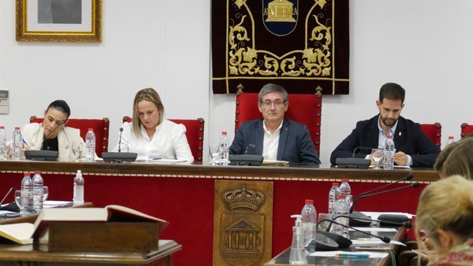 El alcalde de Adra (Almería), Manuel Cortés, preside el pleno de la corporación local