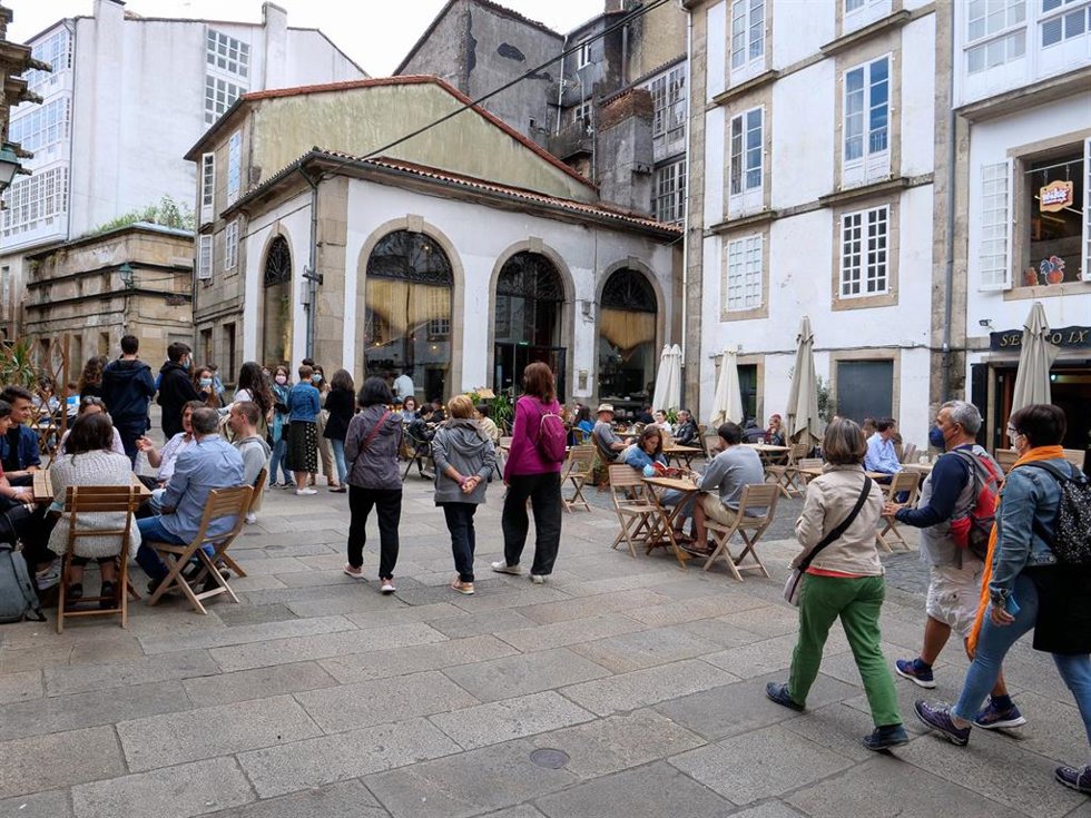 Archivo - Varias personas en una calle del centro de Santiago de Compostela, a 31 de julio de 2021, en Santiago de Compostela, A Coruña (Galicia). Santiago de Compostela, junto al resto de grandes ciudades gallegas, se encuentra ya en nivel alto debido 