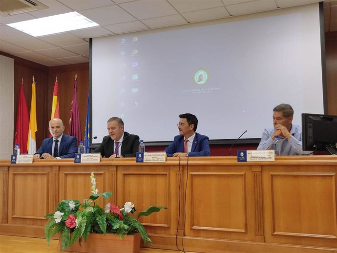 Manuel Ruiz, vicerrector de Calidad y Ordenación Académica (segundo), el director de la Academia (tercero) y los codirectores